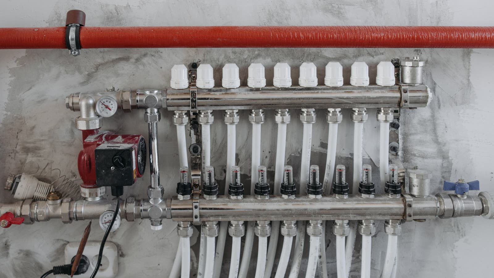 Yerden ısıtma kolektörü: her devre için debimetre, sirkülasyon pompası, manometre ve yalıtılmış gidiş hattı
